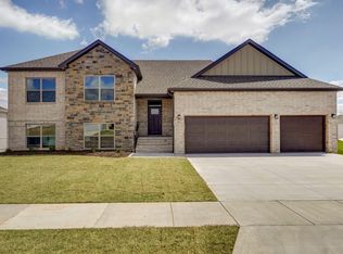 612 N Quantum Dr, Nixa, MO 65714