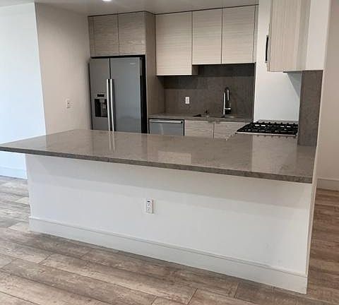 4th image of 1946 Overland Ave #304