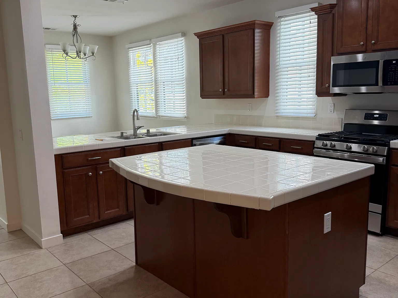 3 bed, 2.5 bath, 1603 sqft, $2,186 — Photo 3