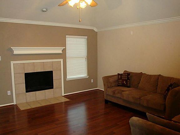 3rd image of 1115 Red Robin Dr