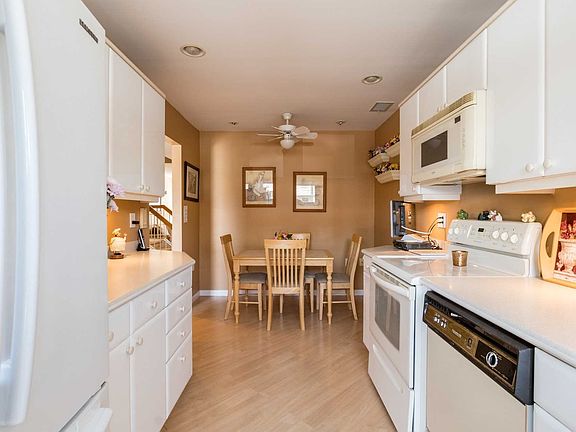 4th image of 78 Stanford Ct