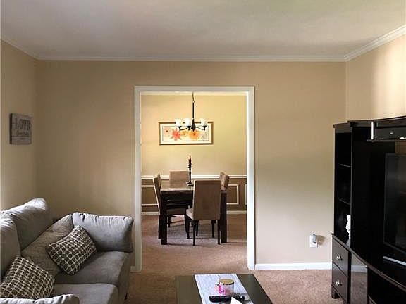 3rd image of 722 Southview Cir