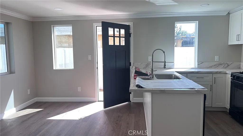 2 bed, 700 sqft, $2,950 — Photo 1