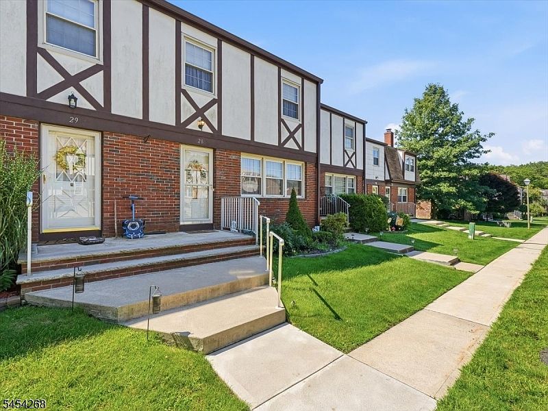 1st image of 28 Tudor Pl