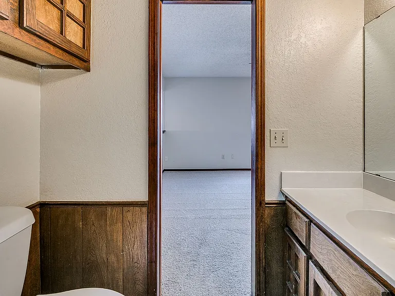 9006 N Rockwell Dr — Photo 32