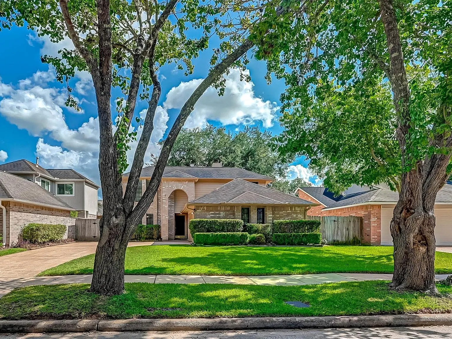 3 bed, 2.5 bath, 1918 sqft, $2,200 — Photo 1