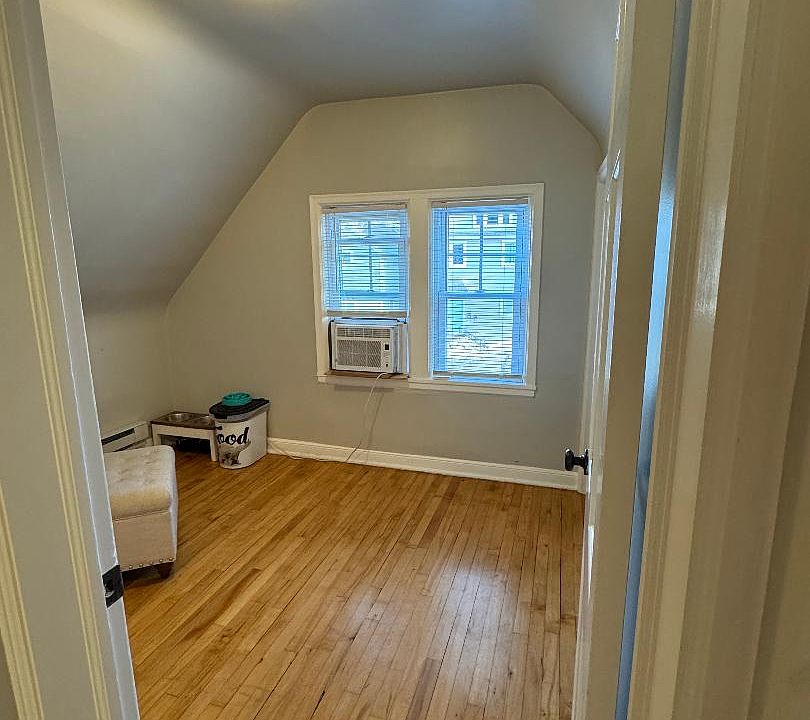 1st image of 610 17th Ave NE