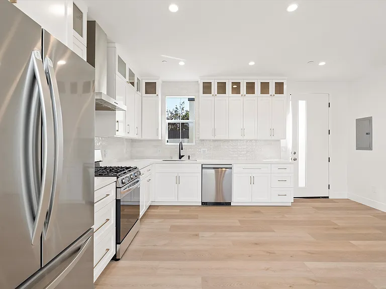 3811 Maine Ave — Photo 2