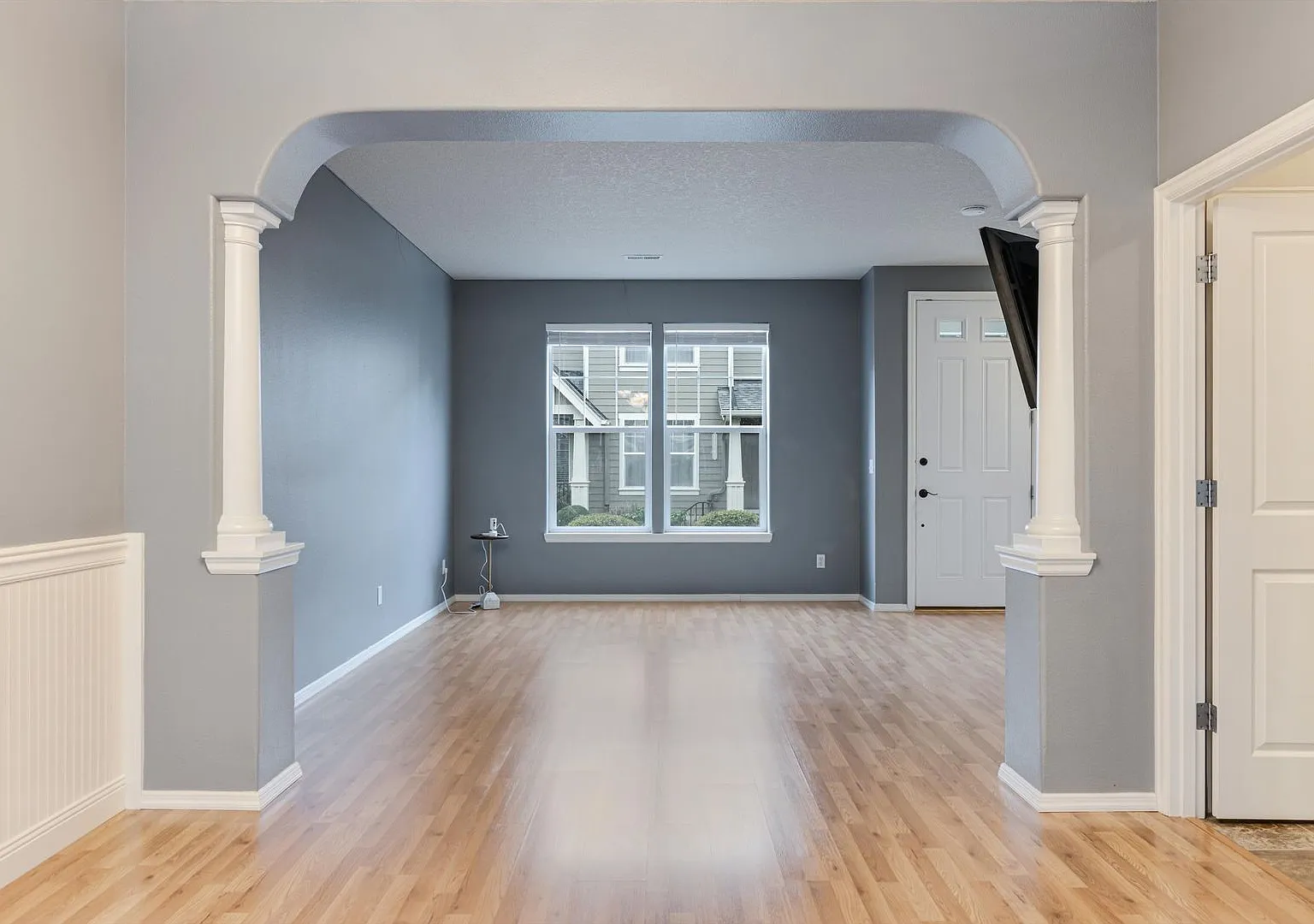Lovely and bright townhouse with a hard wood flooring throughout, a 2 car garage, AC & more! — Photo 1