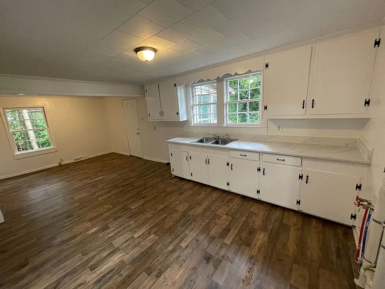 1002 Wilmouth St — Photo 2