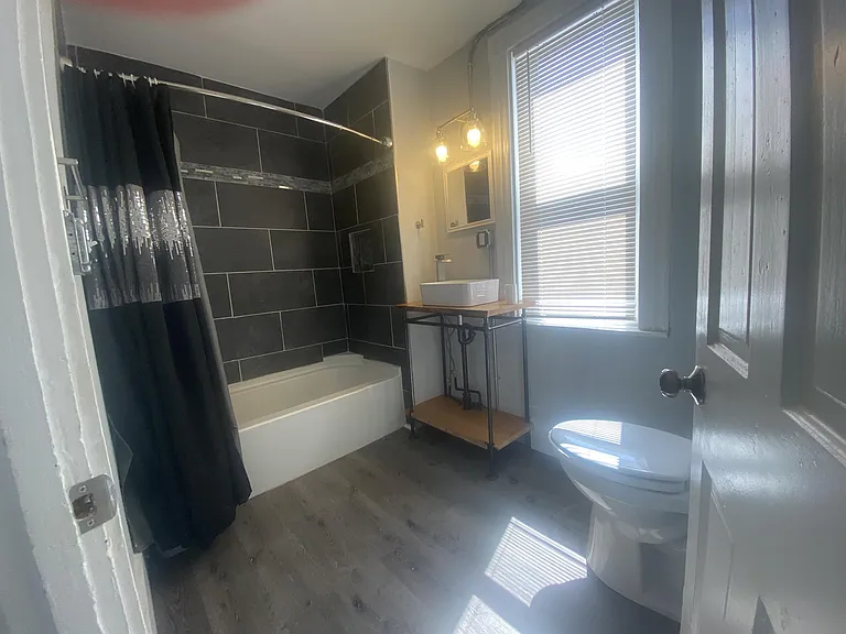 611 S Prince St — Photo 3