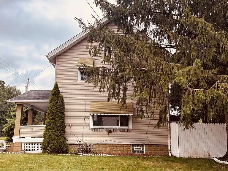 2110 Newton St — Photo 3