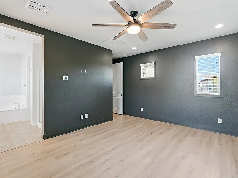 216 E Beatryce St — Photo 22