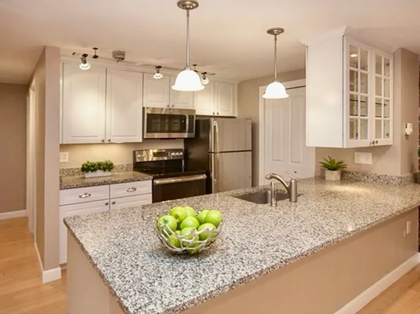 26 Greentree Ln APT 29, Weymouth, MA 02190