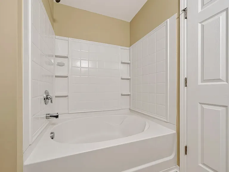 412 Longchamp Ln — Photo 16