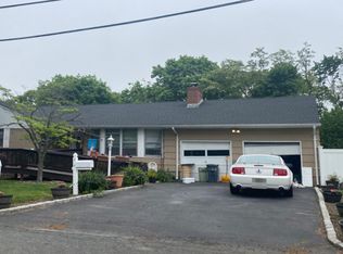 29 W Spruce St, Islip, NY 11751