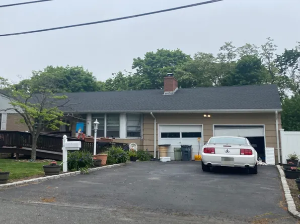 29 W Spruce St, Islip, NY 11751