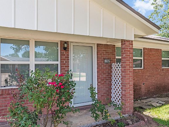 3rd image of 1202 Wisteria St