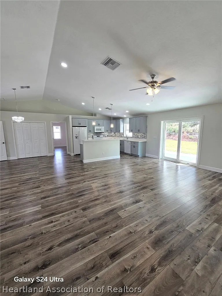 3 bed, 2.0 bath, 1846 sqft, $2,400 — Photo 2