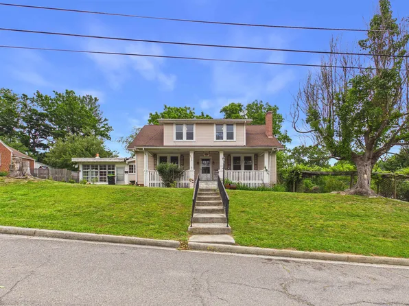 114 12th St NW, Pulaski, VA 24301