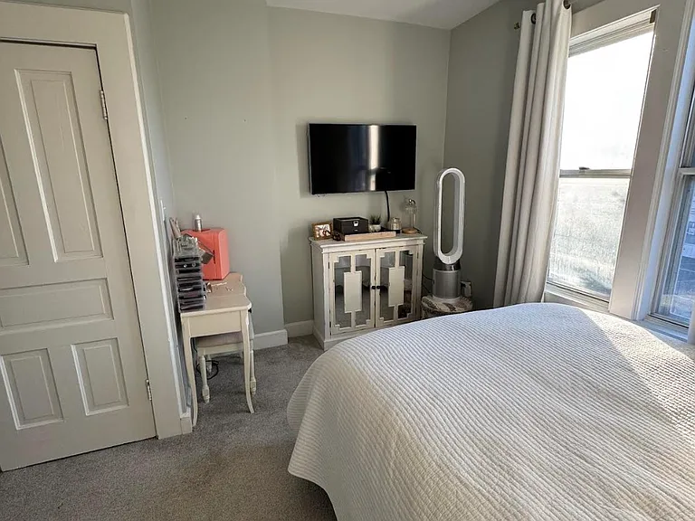 136 Wilber Ave — Photo 15