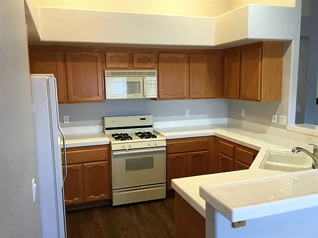 3 bed, 2.0 bath, 1775 sqft, $2,325 — Photo 2