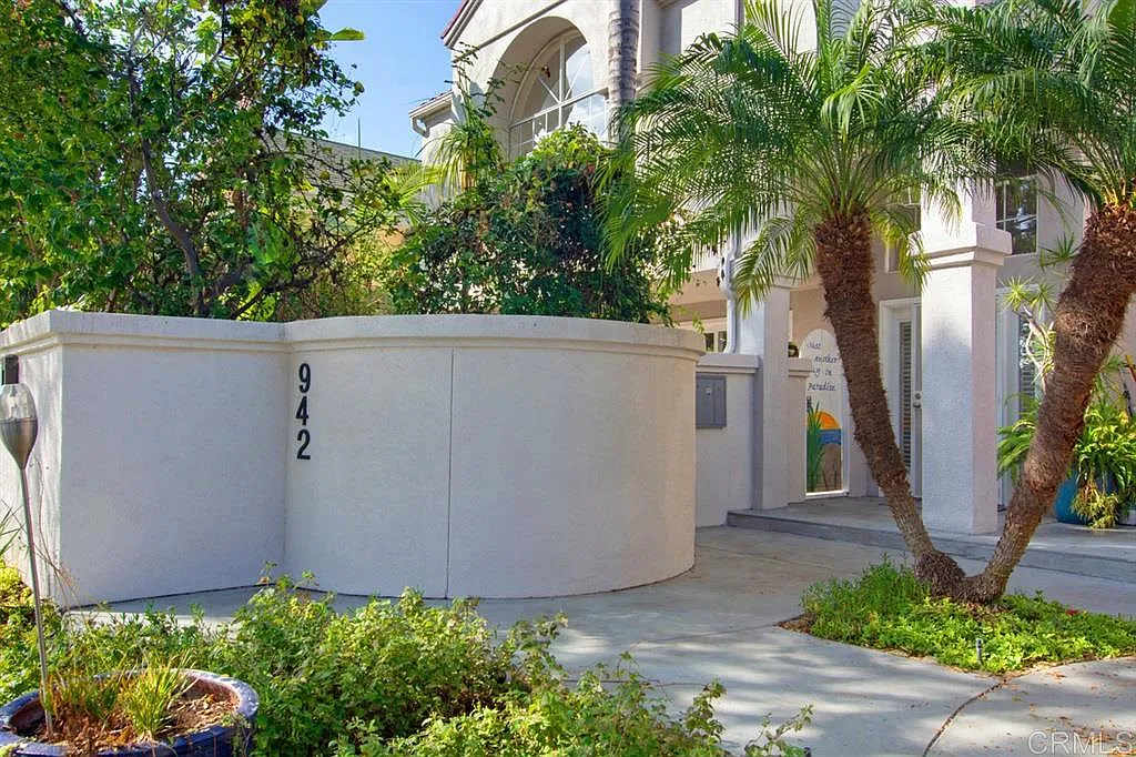 3 bed, 2.5 bath, 2358 sqft, $9,500 — Photo 2