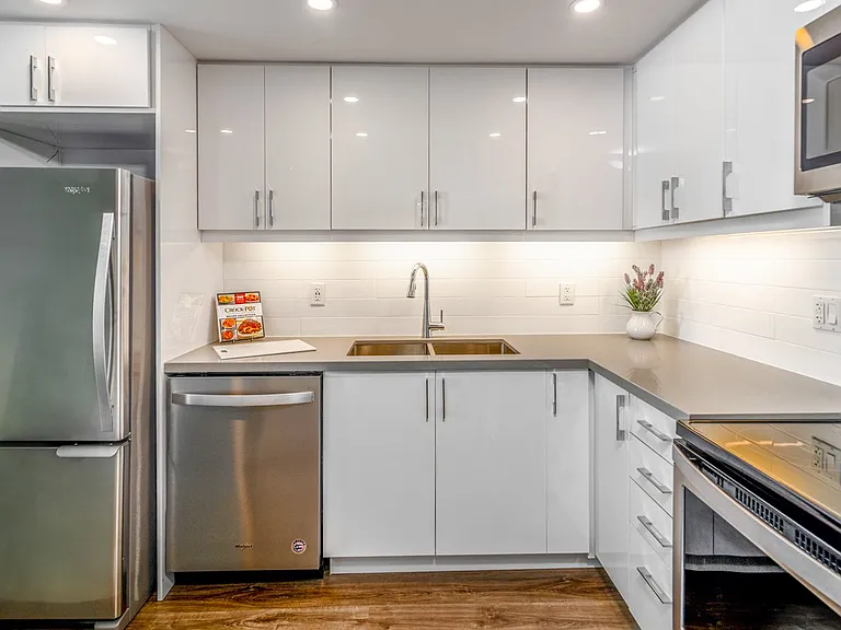 1177 Bloor St — Photo 11