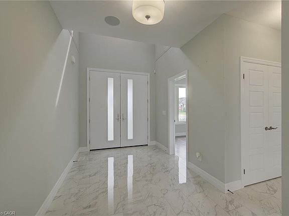 4th image of 32 Sycamore Dr