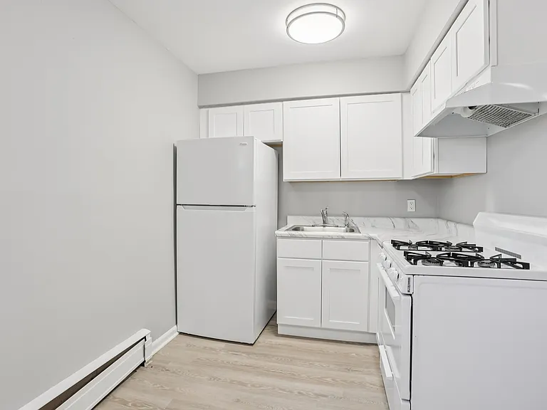 Barry Court Apartments — Photo 3