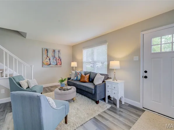 1013 Pine St, Saint Charles, MO 63301