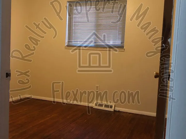 3915 Clareridge Dr — Photo 3