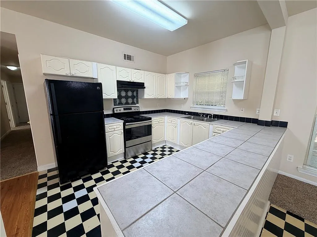 3 bed, 2.0 bath, 1760 sqft, $2,000 — Photo 4
