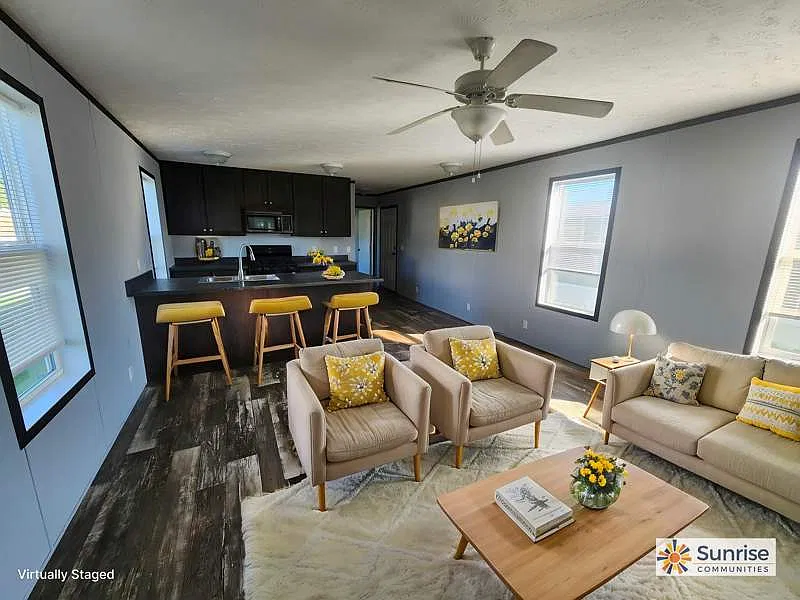 2737 W Washington Ctr — Photo 1