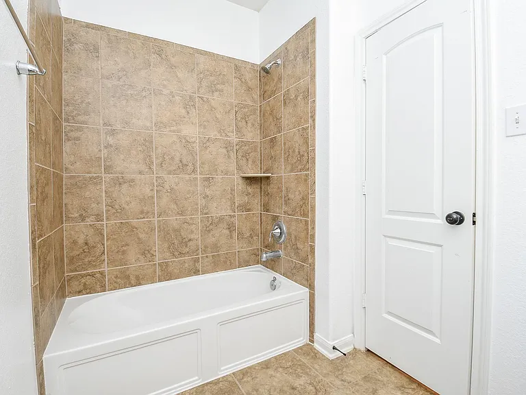 18 Cheswood Manor Dr — Photo 8