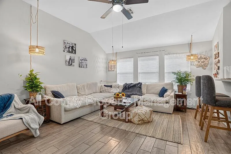 3 bed, 2.0 bath, 1290 sqft, $2,050 — Photo 4