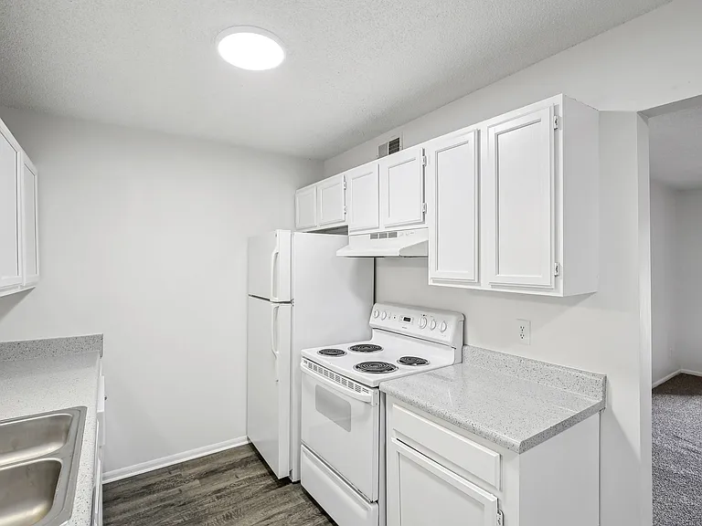 Spring Hill Plaza Apartments — Photo 2