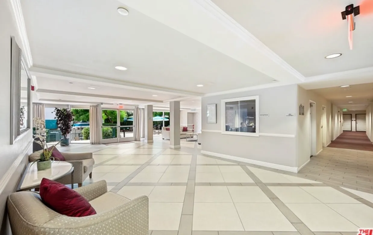 4501 Cedros Ave — Photo 2
