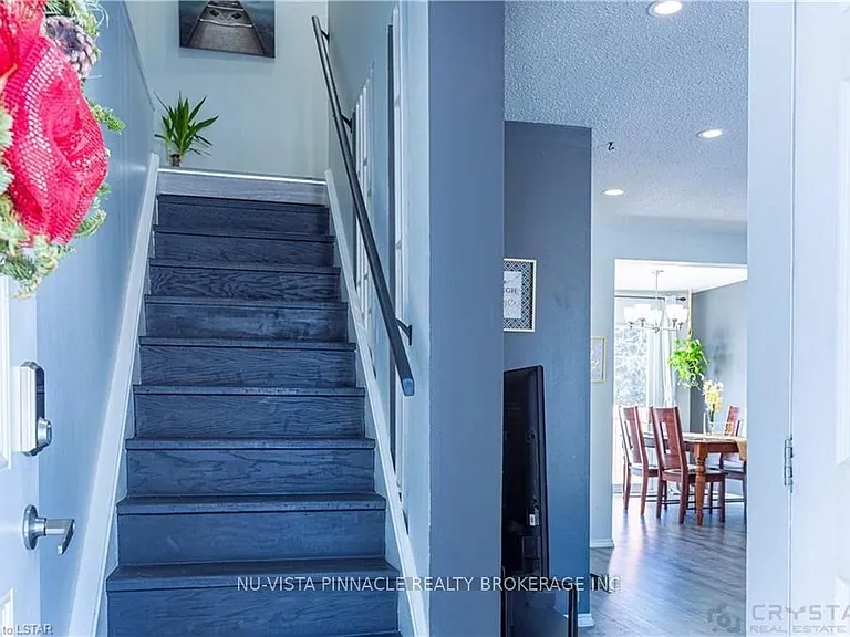 7 Ranchwood Cres — Photo 4