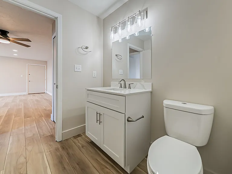 Hallwood Manor Apartments — Photo 17