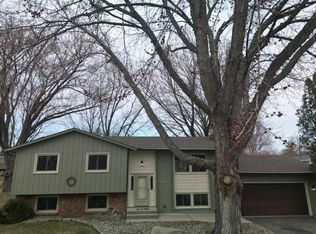 242 Stephen Ct, Chaska, MN 55318