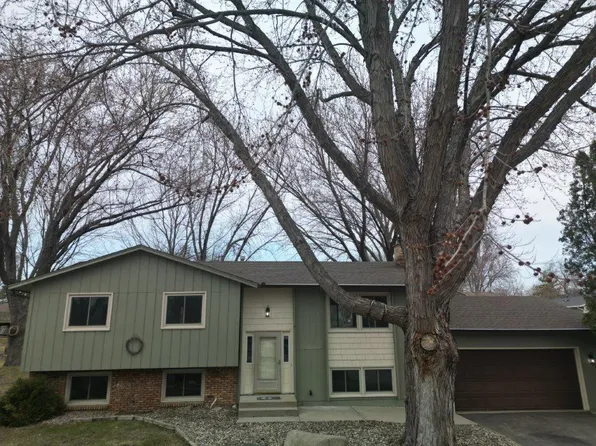 242 Stephen Ct, Chaska, MN 55318