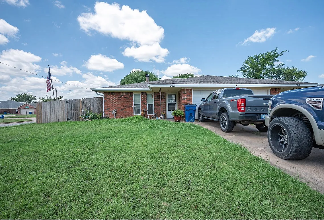 2 bed, 992 sqft, $1,100 — Photo 1