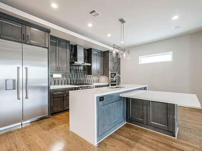 711 W Clay St — Photo 15