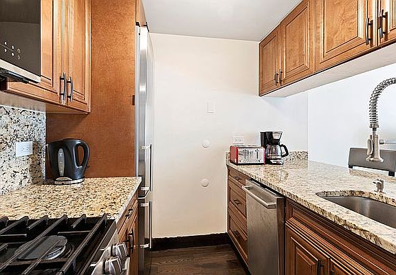 5th image of 250 E 40th St APT 35A