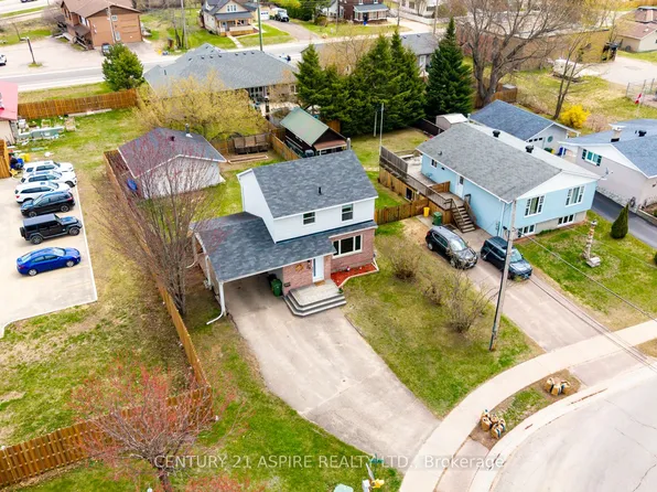 2 A Selkirk St, Petawawa, ON K8H 3C1