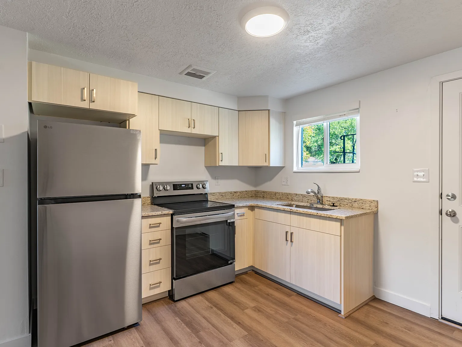 Starcrest Apts — Photo 3