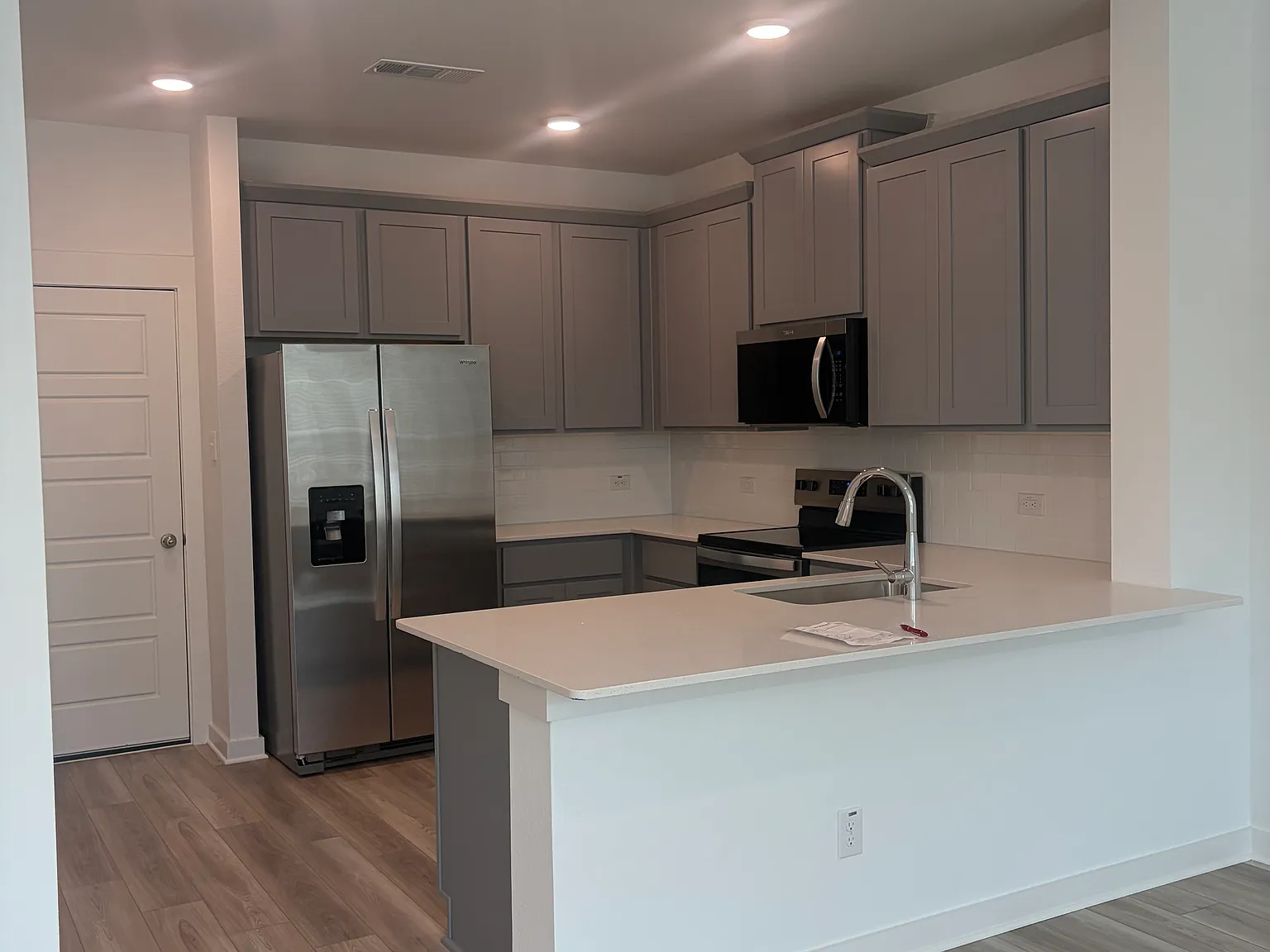 3 bed, 2.5 bath, 1690 sqft, $2,500 — Photo 3