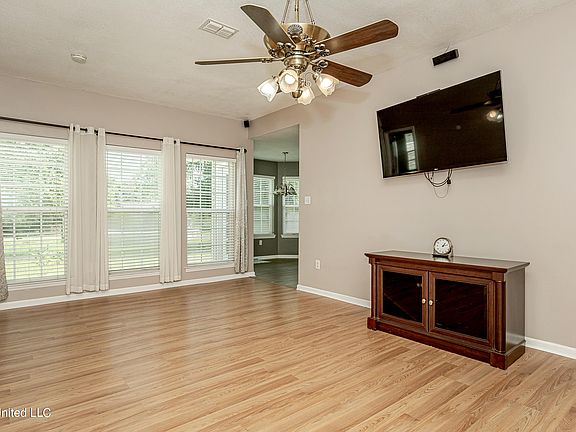 5th image of 16392 Clearwater Cir
