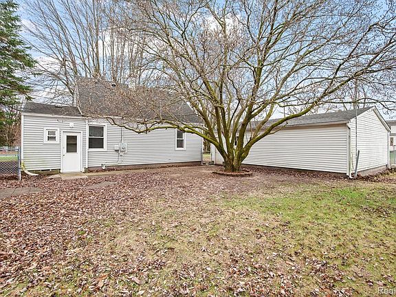 4th image of 2048 Richards St